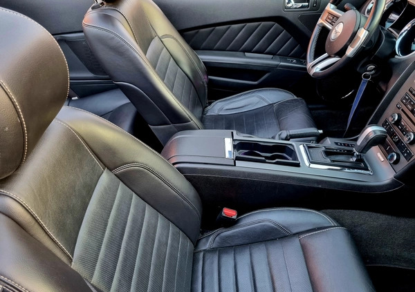 Ford Mustang cena 69000 przebieg: 208000, rok produkcji 2014 z Luboń małe 277